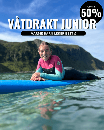 Varme barn leker best. Stor utvalg av våtdrakter til junior. Jente som er veldig glad for å surfe. 